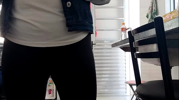 Hotwife vestida com cal&ccedil;a legging preta tomou r...