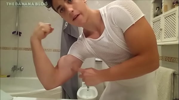 Garoto gostoso se exibindo