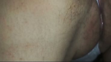 私はいたずら好きな先生に、毛深いおまんこを見せている。