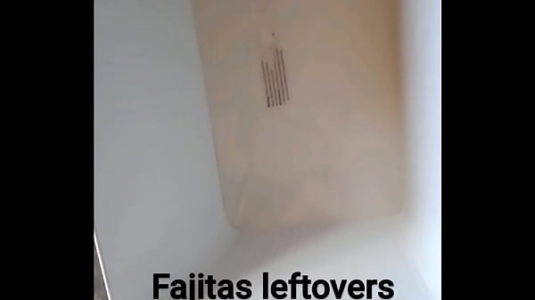 Putinha toma banho depois de foder com 3 caras - E o corno pega sobra toda e ela arrombada por v&aacute;rios paus na balada