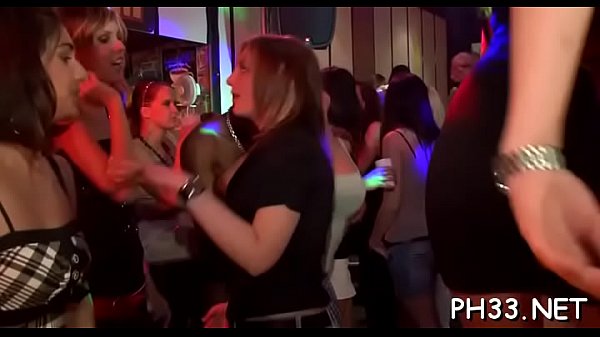 Les Salopes Ont Trouvé Un Petit Monstre Borgne Dans Un Club