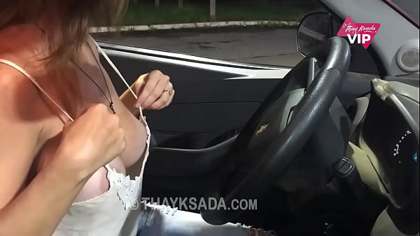 Esposa gostosa exibindo os peitos para o frenti...