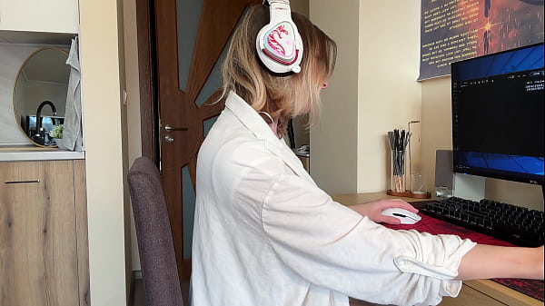 UwU Gamer Girl Gets Too Flustered