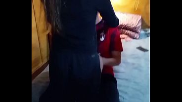隣人は欲求不満だ! Flavia Hot Punta のカメラの前での初の男性女性男性によるスリーサム..