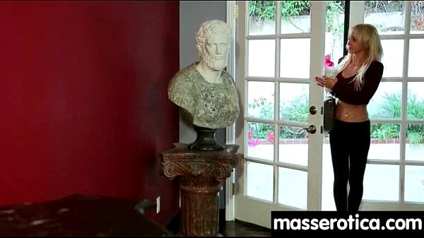 Une Magnifique Masseuse Explore Le Corps D'une Belle Lesbienne 17