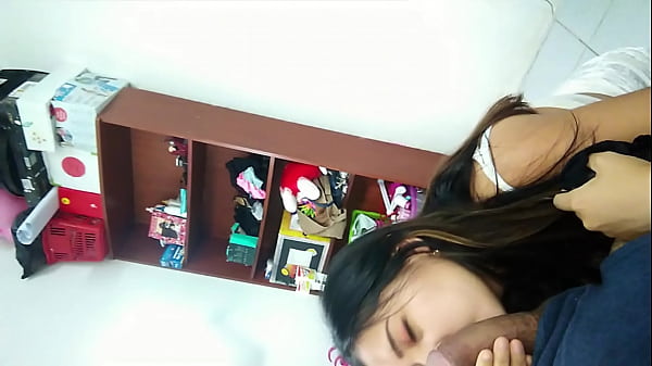 Download Video - Aproveche que mi hijastra estaba descansando para tocarla