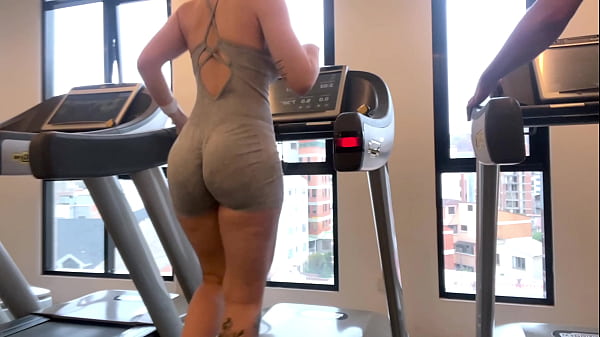 Download Video - AT THE GYM&colon; fitness girl with a big ass running on the treadmill