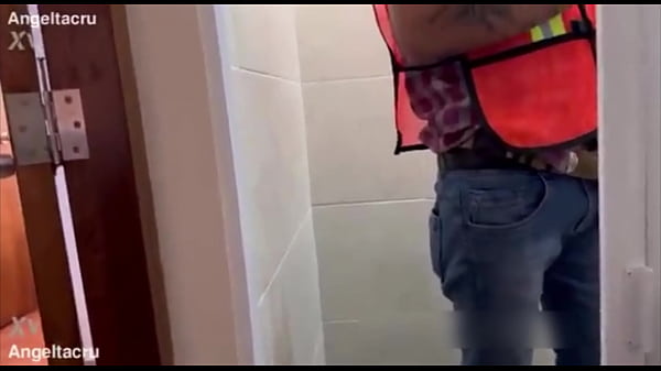 Download Video - Me follo al plomero que est&aacute; bien delicioso