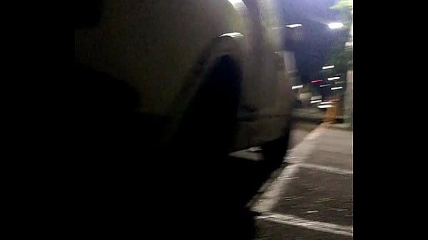 Prosti nyilvános helyen kielégít egy nagy farkú férfit