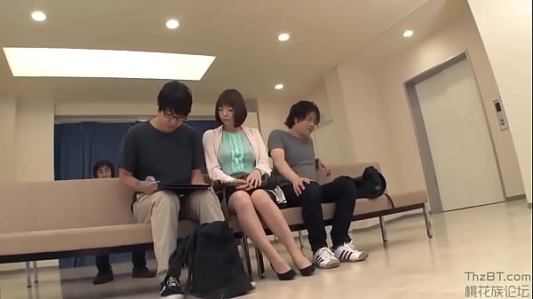 Japanese waiting room - Who is she ? or movie code ?
