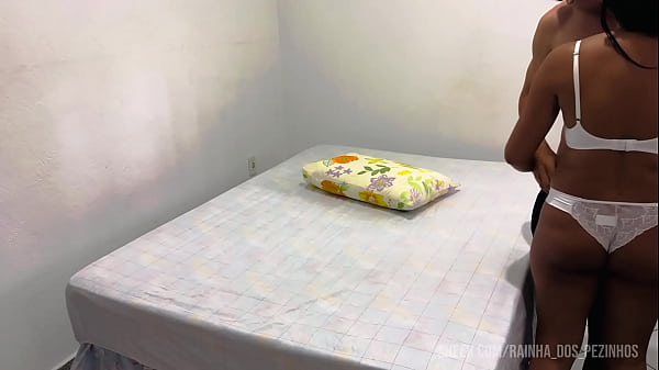 小さな足の女王が2人の恵まれた食事を吸う
