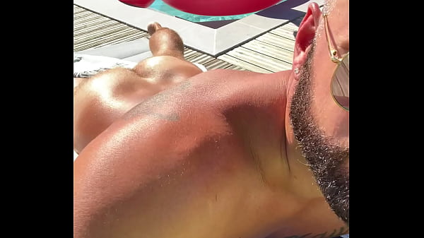 Bientôt les vacances au Cap , mission bronzage du cul tout blanc