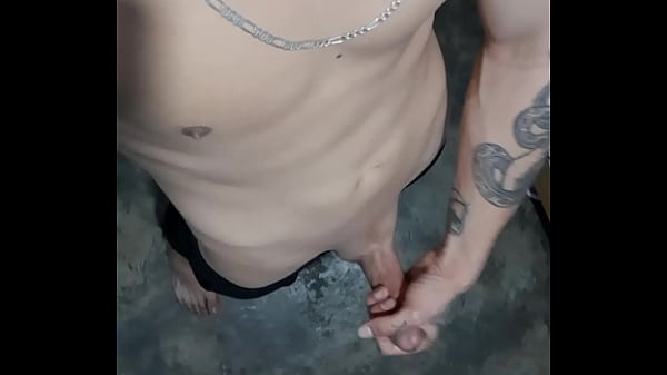 Joven tatuado pitudo