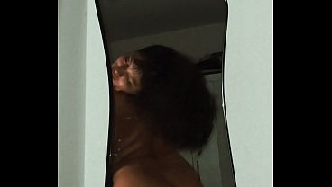 Linda amadora se exibindo peladinha no espelho do quarto.