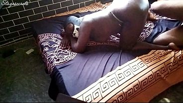 Jovens estudantes deixam de estudar para fuder no sof&aacute; da sala.