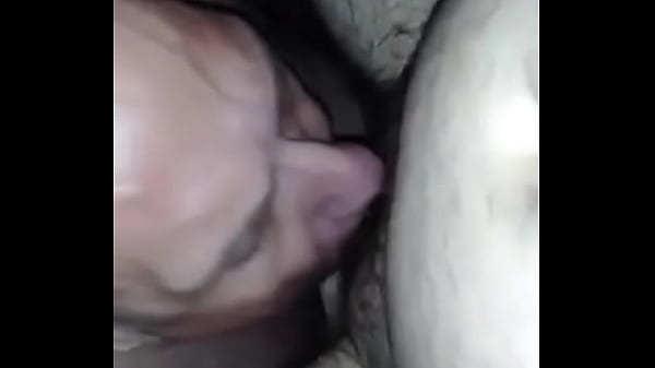 A Bu Puis A Sucé Jusqu'à Ce Qu'il Ait Du Lait