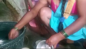 Indian sexy aunty plate cleaning video