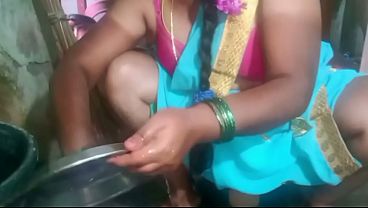 インド人のセクシーな叔母さんが皿洗いをする動画