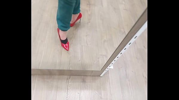 Essayage de petit talon sexy rouge