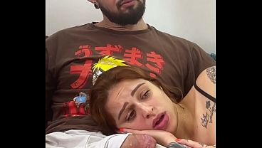 Ruiva Gostosa Colega de Quarto Deita no Colo do Nerd Assistindo Filme e Chupa Até Gozada Forte na Cara!