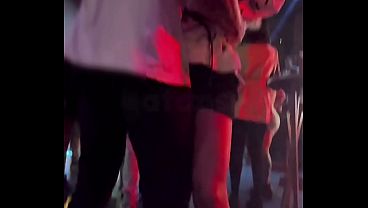 サンバパーティーで、妻に裏切られた男をからかって、それから連れ去るのが大好きなんです。