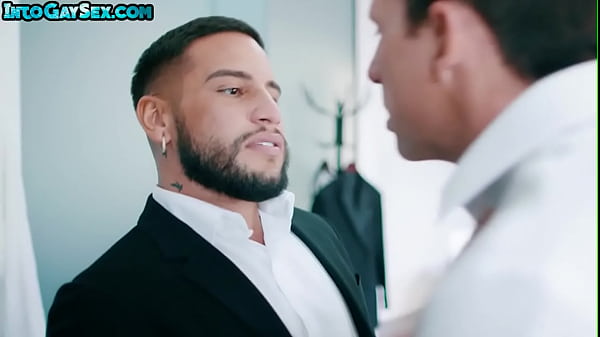 Tattooed muscled stud enjoys barebacking double...