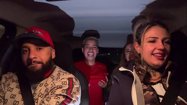 Download Video - Uber mulher pega um casal de l&eacute;sbica no aeroporto de Guarulhos&excl;E acabam fazendo a maior putaria dentro do carro todos se chupando e se melando &excl;