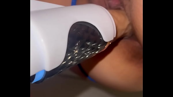 Mi esposa jugando con su juguete nuevo