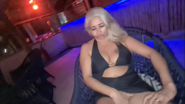 Download Video - Aventuras do Casal Mattos - De buceta de fora na balada e transando na frente de todo mundo