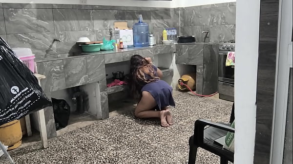 Mi hermanastra se quedo atorada en la cocina mientra realizaba el aseo yo la ayude y le grabe sus nalgas morenas