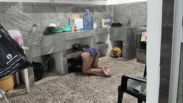 My stepsister got stuck in the kitchen while cleaning, I helped her and filmed her brown buttocks.