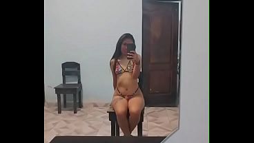 彼女は私にビキニを見せてくれた