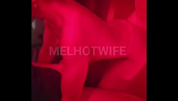 私はすぐに、その男が既婚の売春婦の扱い方を知っていることに気づいた&hellip;だから、夫の前で私を気持ちよく犯してくれるように彼を呼んだ。