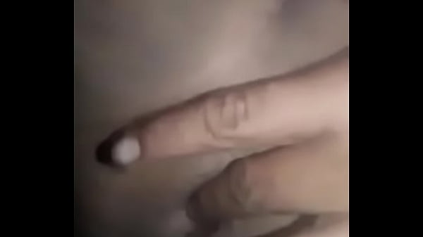 Me masturbo y me meto el dedo