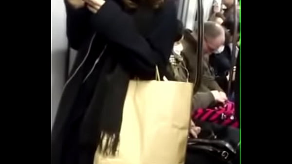 《パンチラ動画》全身黒コーデの美人お姉さん
