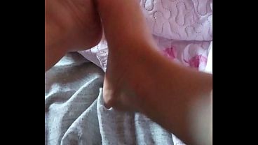 GretaLa, strofina i piedi e fa una puzzetta