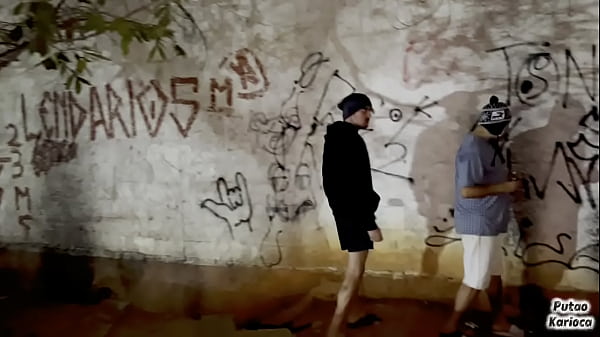 O MACHO CASADO FOI FUMA UMA ERVA NA PRA&Ccedil;A E DEU...