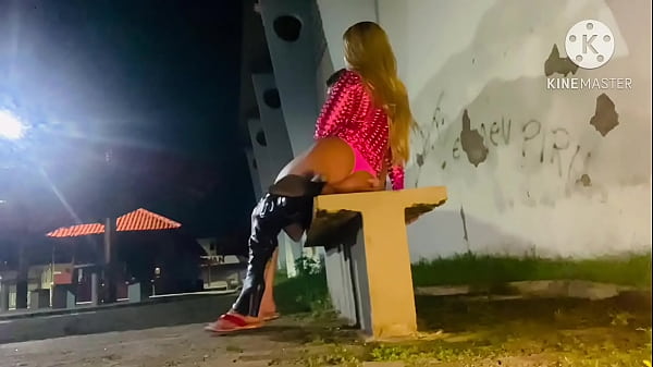 Download Video - NOVINHO FUDENDO FUDENDO O CUZINHO NO BANCO DA PRA&Ccedil;A SEM CAMISINHA