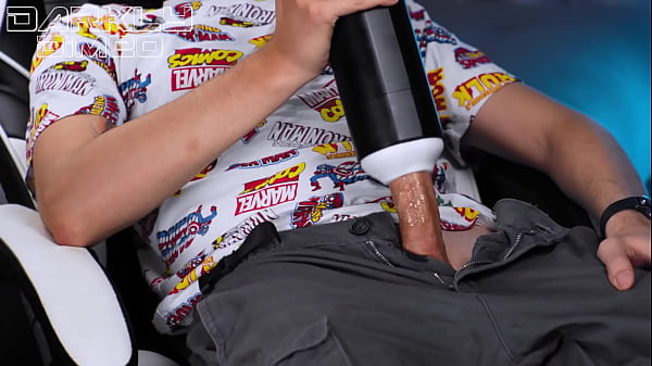 Horny Guy Uses an Auto Blow Toy That Gives his ...