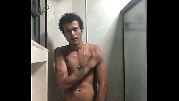 TOMANDO BANHO NA CASA DO CLIENTE DEPOIS DE DA MUITO PAU PRA ELE