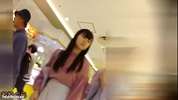 《パンチラ動画》美人お姉さんのパンティ