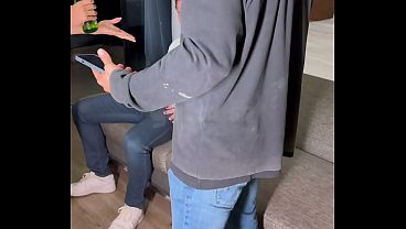 Chegamos no hotel, o corno esqueceu a chave do carro no estacionamento e quando voltou eu tava chupando o macho