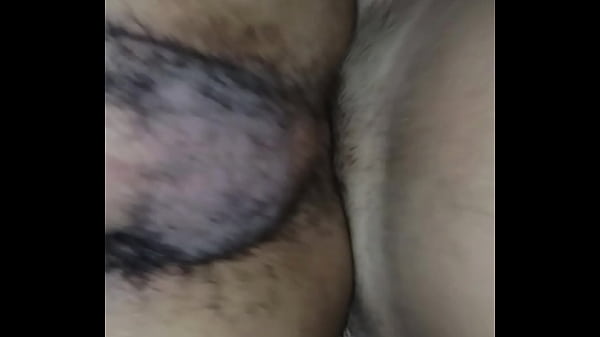 Kisfarkú barátját dugja meg a meleg srác