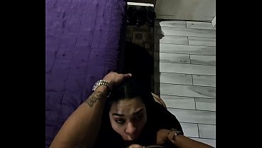 彼女が彼氏の黒人男性器を楽しんでいる