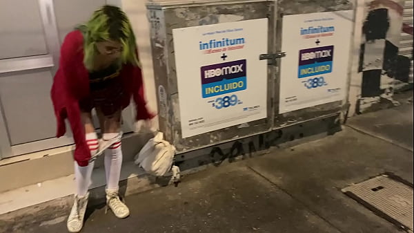 He went to paint and masturbates in the street until he squirted
