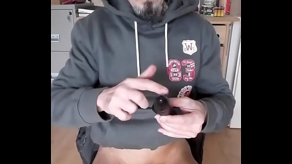 je me branle avec mon plug dans le cul grosse &eacute;...