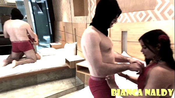 Download Video - Chego da academia estressada e ligo para o vizinho pra foder&period;