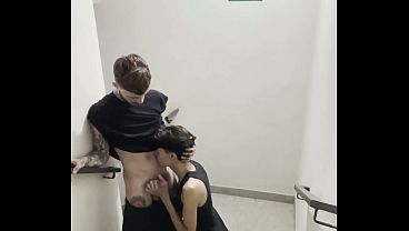 O VIZINHO SAFADO ME PEGOU NA ESCADA DE PREDIO