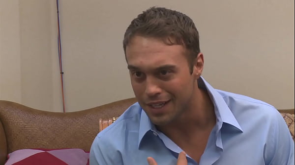 Colocando brinquedo no cuzinho da an&atilde;nzinha pra abrir e colocar meu pau dentro pra encher de porra