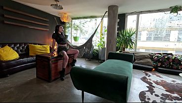 Sesion de Fotos a una modelo tatuada con colmillos de Vampira acaba tragandose la polla grande del fotografo XAVIphoto